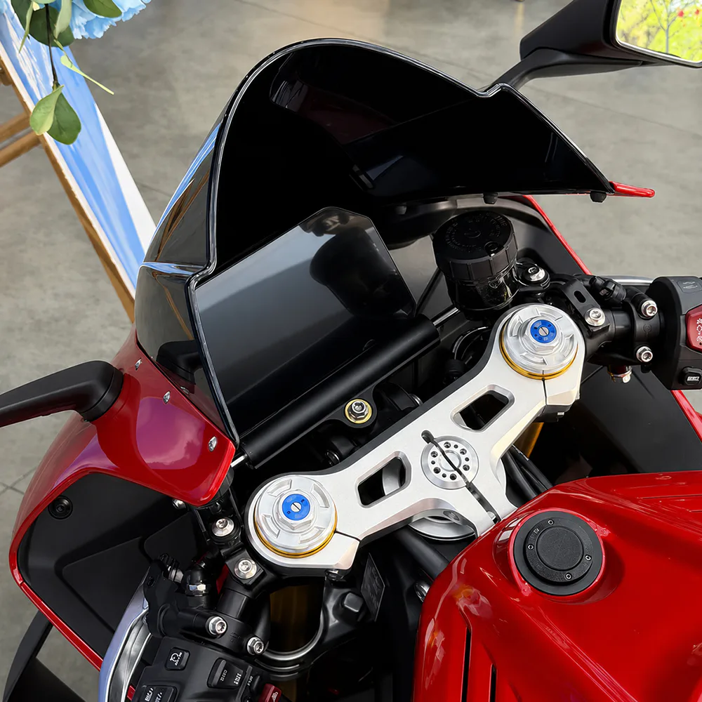 820RR Windshield detail 6
